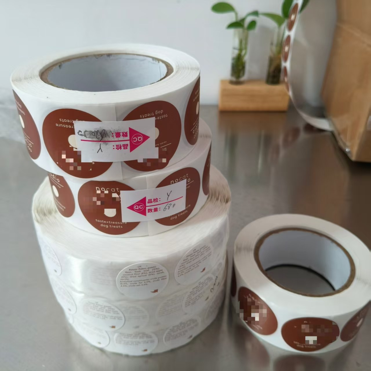 Jojo Pack Danish клиентіне дог доптарын жапсырмаларды жеткізуді дайындайды