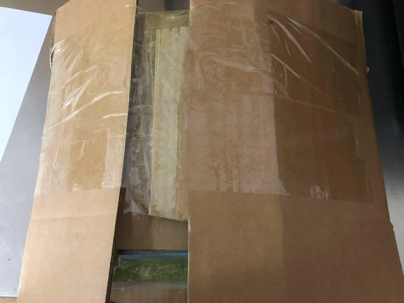 Уганда үшін балалардың жапсырмасы кітаптарын жіберудің барысы