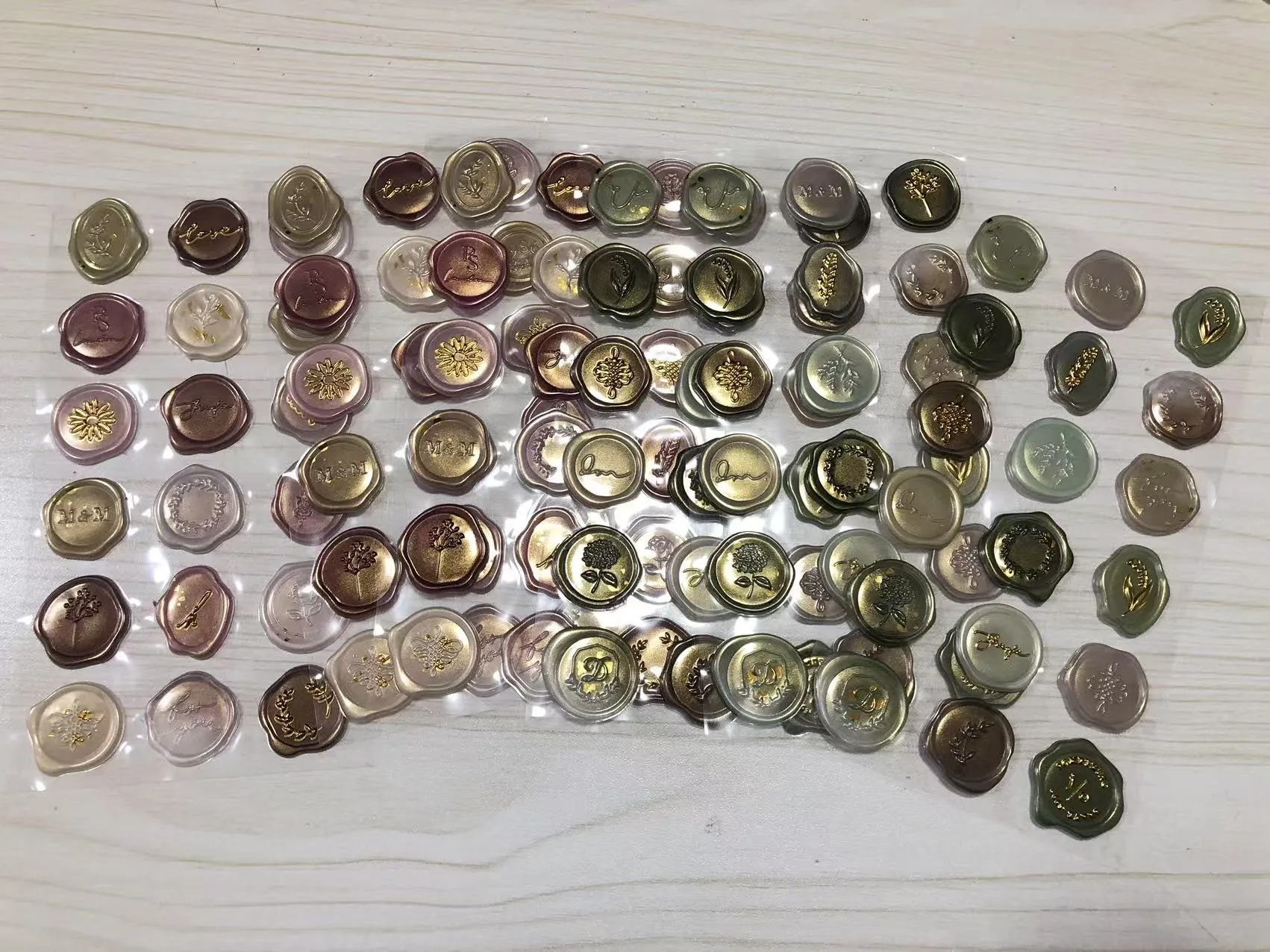 Балауыздан жасалған мөр жапсырмалары жіберілді