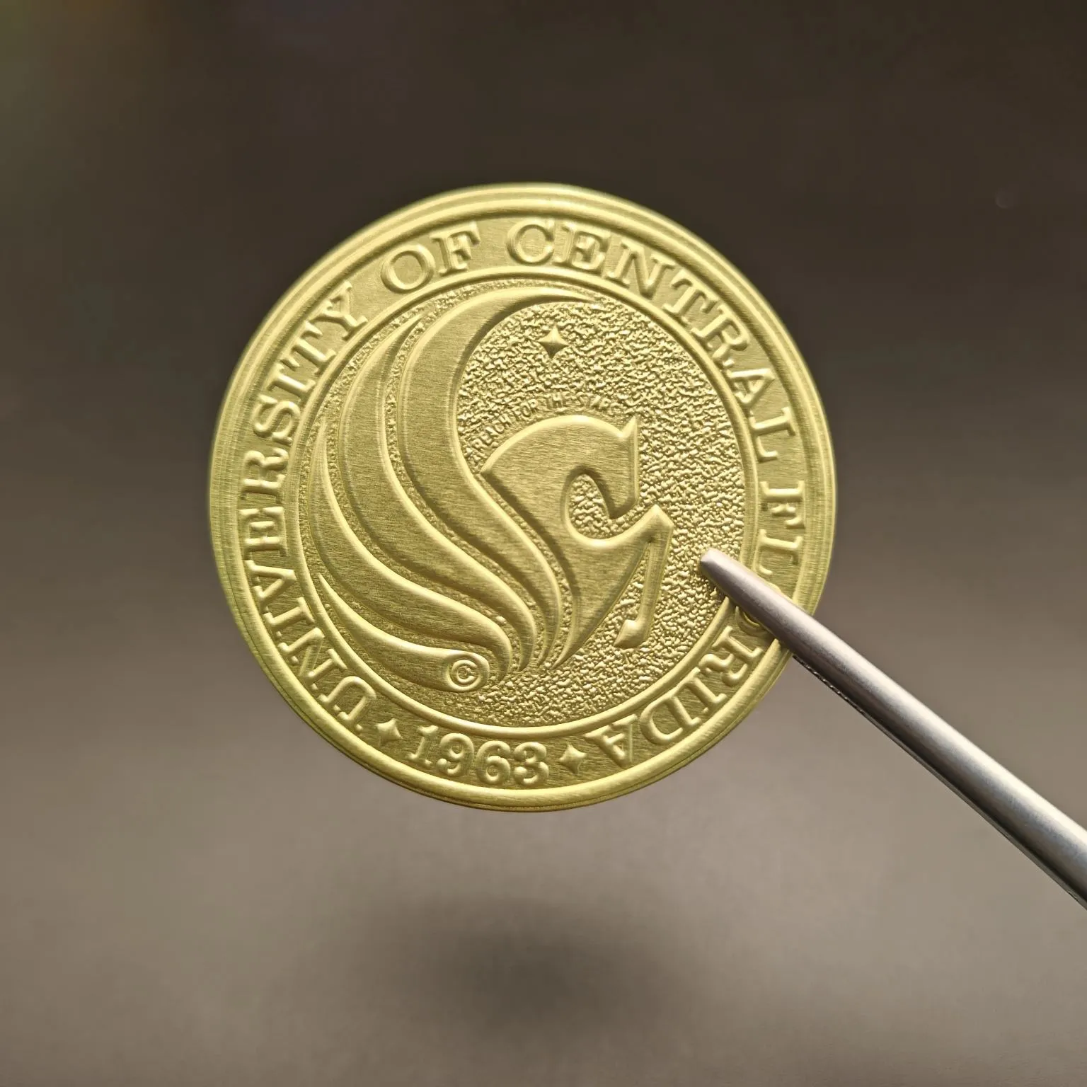 Шарап жапсырмасы сіздің бөтелкеңізді елемеуді қалай мүмкін емес етеді?